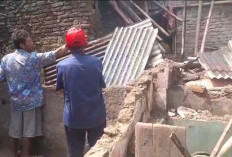 Rumah di Desa Pener Pangkah Kabupaten Tegal Ambruk Dini Hari: 2 Anak Tertimbun Reruntuhan