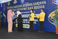 Wisuda Sarjana FEB UPS, Dr Dewi Indriasih Berpesan: Bekerjalah Bukan Hanya untuk Hasil, Tapi Memberi Dampak
