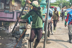Pemkab Brebes Bersihkan Saluran Irigasi yang Bau di Pusat Kota