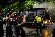 Aksi Mahasiswa di Depan Kantor Gubernur Jateng Berakhir Ricuh, Polisi Kerahkan RAISA dan Water Cannon