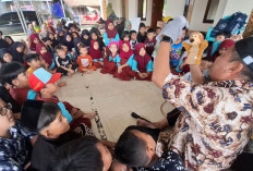 Saat Dongeng dan Buku Berbicara di Tengah Bencana Padasari Tegal: Luka Hati Anak Pengungsi Terobati