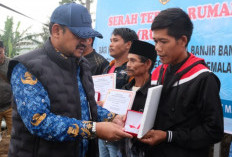 Bupati Pemalang Serahkan Bantuan Rumah untuk Korban Banjir Bandang di Moga dan Pulosari