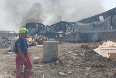 Kebakaran Gudang Limbah di Brebes Akhirnya Padam, Damkar Lakukan Proses Pendinginan 