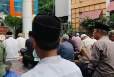 Khusyuk! Warga Shalat Idhul Adha di Halaman Radar Tegal