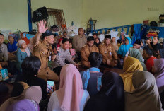 Dampingi Wapres Gibran, Gubernur Jateng Ahmad Luthfi Tinjau Korban Tanah Gerak di Padasari Tegal