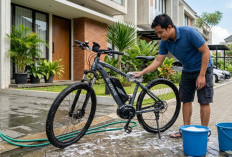Jangan Asal Semprot! Begini Cara Mencuci Sepeda Listrik Agar Tidak Terjadi Korsleting