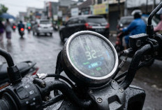 Sering Berembun saat Hujan? Ini Cara Aman Bersihkan Layar Speedometer Digital Motor Listrik