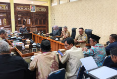 Gedung Dewan Memanas! Warga Brekat Bongkar Kasus Beras Bansos Disunat Hingga Tunjangan Mandek