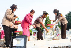 Menolak Lupa Pengorbanan Pendahulu, Polisi di Tegal Lakukan Tabur Bunga di TMP