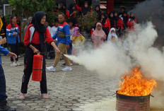 Tingkatkan Kewaspadaan Kebakaran, Pertamina FT Tegal Gandeng Damkar Kab. Tegal Sosialisasi di SMAN 1 Kramat