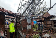 Hujan Lebat Berujung Petaka di Demak, Tower Telekomunikasi Roboh Timpa Pemukiman