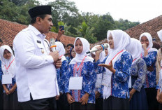 Gus Yasin Beri Hadiah Sepeda Saat Pantau MPLS di Cilacap