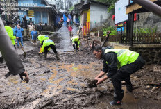 Pasca Banjir Bandang Guci, Polres Tegal Terjunkan Personel Bersihkan Lumpur