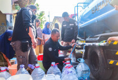 Dampak Kemarau Panjang di Tegal, Polisi Gelontorkan 10.000 Liter Air Bersih ke Warga