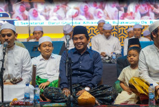 Haflah At-Taudi’ IX, Pondok Pesantren Darul Ghuroba’ Al-Hikmah Bersolawat Bersama KH Anwar Zahid