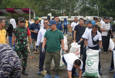 Peringati HPSN 2026, Bupati Tegal Pimpin Bersih Bersih Pantai Larangan 