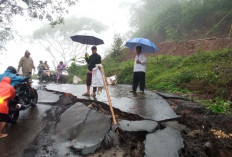Warga Nyaris Terisolir, Jalan Penghubung Bojong-Jatinegara Tegal Ambles Sedalam 1 Meter 