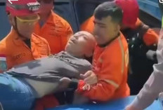 Oleng, Toyota Rush Tabrak Warung di Alun-Alun Pemalang