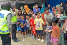 Hibur Korban Tanah Bergerak, Polwan Polres Tegal Beri Trauma Healing bagi Anak-anak