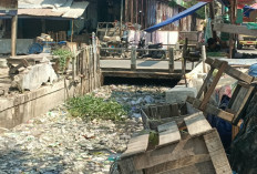 Berada di Pusat Kota, Saluran Irigasi di Brebes Tersumbat dan Berbau