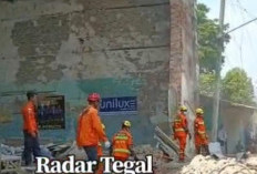 Lansia Diduga Tertimbun Reruntuhan Gedung Hogwan Bumiayu, Petugas Kerahkan Alat Berat