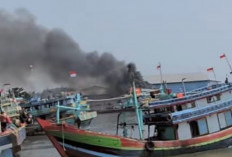 BREAKING NEWS! Kebakaran Kapal Terjadi di Pelabuhan Jongor Tegal