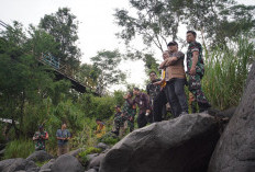 Rusak Diterjang Arus, Bupati Ischak Tinjau dan Percepat Perbaikan Jembatan Danawarih 